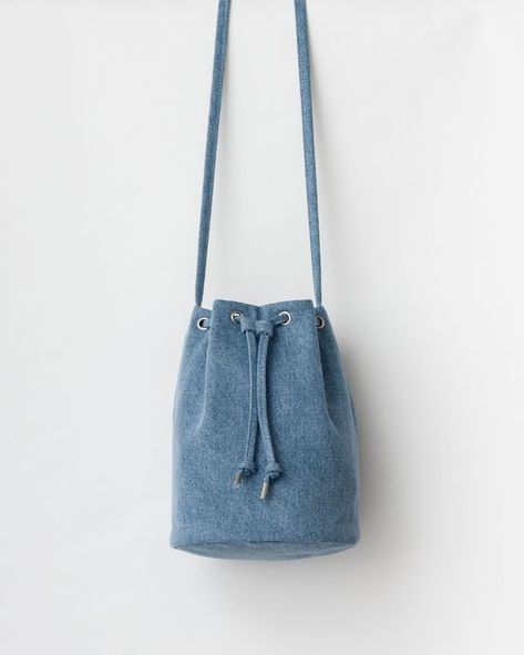 Canvas Drawstring Purse - Washed Denim #recyclejeansbagtutorial #recyclejeansbaghowtomake #recyclejeansbag Artisanats Denim, Tas Denim, Diy Bags Jeans, Recycled Jeans Bag, Denim Bag Diy, Denim Crafts Diy, Japanese Knot Bag, Sac Diy, Drawstring Purse