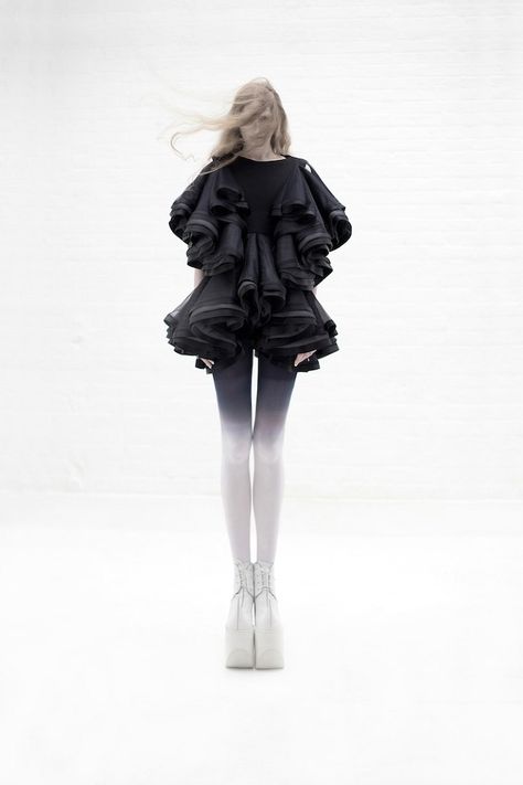 Robert Wun: Burnt 2012 Ombre Tights, Robert Wun, Haute Couture Style, Mode Editorials, Sculptural Fashion, Woman In Black, Ombre Fashion, Couture Mode, Dark Beauty