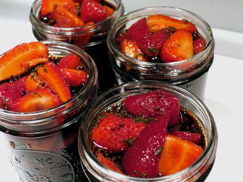 quick pickled balsamic strawberries in their jars Freeze Strawberries, Balsamic Strawberries, Freezing Strawberries, Pickled Fruit, Easy Pickling Recipes, Food In Jars, Preserving Recipes, Green Salads, Quick Pickled