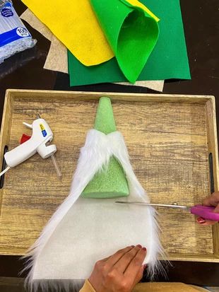 Easy DIY St. Patrick's Day Craft- St. Patrick's Day Gnomes Diy St Patrick's Day Crafts, Seaside Crafts, St Patricks Day Crafts, St Patricks Day Socks, Sant Patrick, Activities Director, St Patricks Decorations, Farmhouse Stairs, St. Patrick's Day Diy