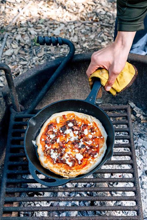 Campfire Pizza, Bacon Dates, Cast Iron Skillet Pizza, Camping Food Ideas, Healthy Camping Food, Cast Iron Pizza, Skillet Pizza, Pizza Roll, Camping Breakfast