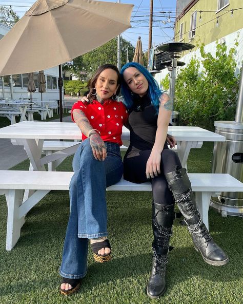 Tatiana Shmayluk on Instagram: “A sunny day, delicious food and great company! @archenemyofficial @jinjer_official” Tatiana Shmaylyuk, Alissa White Gluz, The Agonist, Female Rock Stars, Alissa White, Summer Goth, Vampire Diaries Damon, Arch Enemy, Goth Beauty