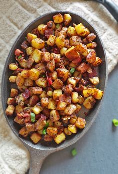 Potato Breakfast Recipes, Easter Brunch Menu, Skillet Potatoes, Potato Bites, Cast Iron Skillet Recipes, Breakfast Potatoes, Mothers Day Brunch, Brunch Menu, Crispy Bacon