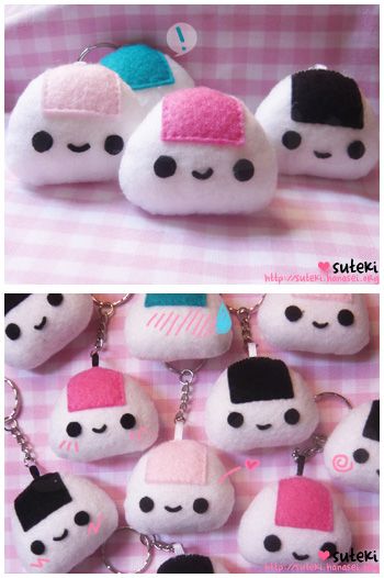 onigiri felt plush charms Kawaii Felt, Case Resin, Felt Keychain, Kawaii Crafts, Kawaii Diy, Felt Crafts Diy, Cute Sewing Projects, Plushie Patterns, Sewing Stuffed Animals