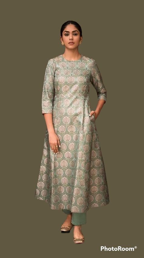 Frock Kurta, Pink Gharara, Banarasi Dress, Kurta Pattern, Punjabi Dresses, Cotton Dress Pattern, Silk Kurti Designs, Mrunal Thakur, Indian Sari Dress