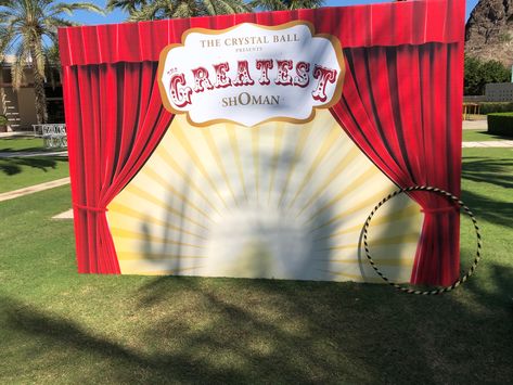 Vintage Circus Theme, Circus Show, Painted Backdrops, Carnival Theme, Birthday Balloon Decorations, Carnival Themes, The Greatest Showman, Circus Theme, Exhibition Booth