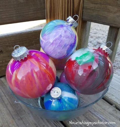 Pour Paint Ornaments, Solstice Activities, Paint Christmas Ornaments, Kids Crafts Ornaments, Christmas Ball Ornaments Diy, Paint Ornaments, Diy Christmas Ball, Clear Plastic Ornaments, Paint Christmas