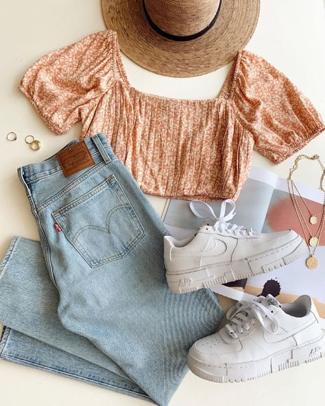 Peach Top Outfits, Crop Top And Mom Jeans, Flatlay Clothes, Peach Crop Top, Zara Looks, Peach Top, Pastel Outfit, Levis Denim, Floral Crop Tops