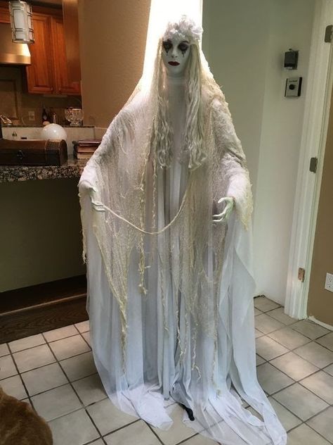 Graveyard Halloween Costumes, Graveyard Costume Ideas, Ghost Costume Women, Ghost Bride Costume, Creepy Halloween Costumes, Spooky Ideas, Halloween Bride, Ghost Bride, Ghost Halloween Costume