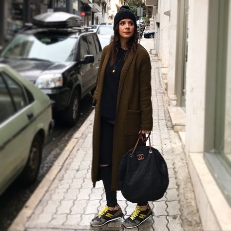 Fashion blogger .! Chanel bag / hogan sneakers / hogan reber / khaki coat / winter outfit / streetstyle 2017 Coat Winter Outfit, Khaki Coat, Hogan Sneakers, Coat Winter, Winter Outfit, Chanel Bag, Fashion Blogger, Blogger, Chanel