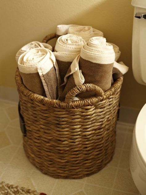 small-bathroom012 Baskets For Bathroom, Beach Towel Storage, Tiny Bathroom Storage, Towel Basket, Bath Towel Storage, Bathroom Towel Storage, Small Bathroom Organization, Diy Towels, Bathroom Baskets