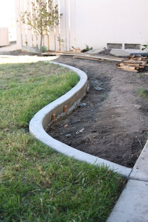 DIY Yard Curbs – SUBURBAN * POP Fence Border Landscaping, Landscape Boarders, Garden Edging Ideas Cheap, Border Landscaping, Concrete Garden Edging, Fence Border, Lawn Borders, Brick Garden Edging, Garden Landscaping Ideas