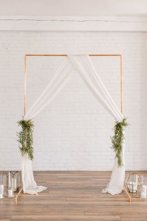 Foliage Styling, Simple Wedding Arch Ideas, Simple Wedding Arch, Copper Wedding Arch, Diy Wedding Arch, Wedding Archway, Minimalist Wedding Decor, Leaves Fabric, Diy Wedding Backdrop