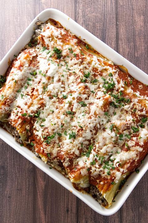 Baking dish with cheesy beef manicotti topped with sauce and melted cheese Beef Manicotti, Tomato Sauce Pasta, Pasta Beef, Manicotti Recipe, Sauce Pasta, Homemade Tomato Sauce, Num Num, Sauce Tomate, Italian Dishes