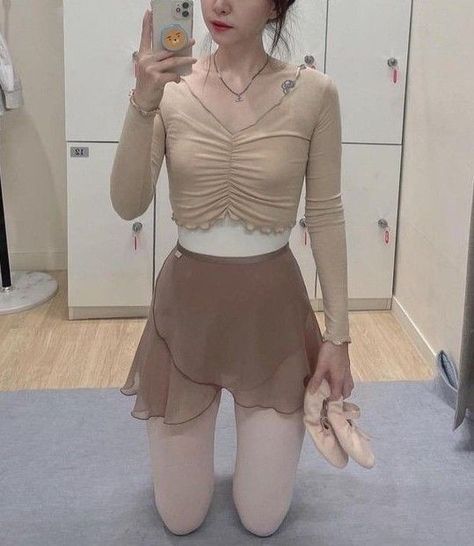 Dance Class Outfit, Ballet Inspired Fashion, Ballerina Outfit, Dance Outfits Practice, Ballet Clothes, Twin Outfits, Practice Outfits, Ballet Fashion, Leotards Ballet