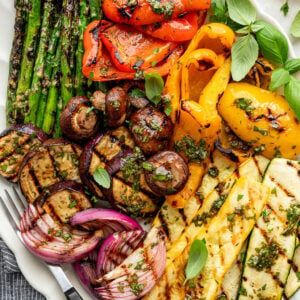 Quick Grilled Veggies w/ Balsamic Marinade - Real Food Whole Life Veggie Marinade, Slow Cooker Ratatouille, Marinated Grilled Vegetables, Mason Jar Meal Prep, Vegetable Marinade, Balsamic Marinade, Marinated Vegetables, Vegetable Platter, Side Dishes For Bbq