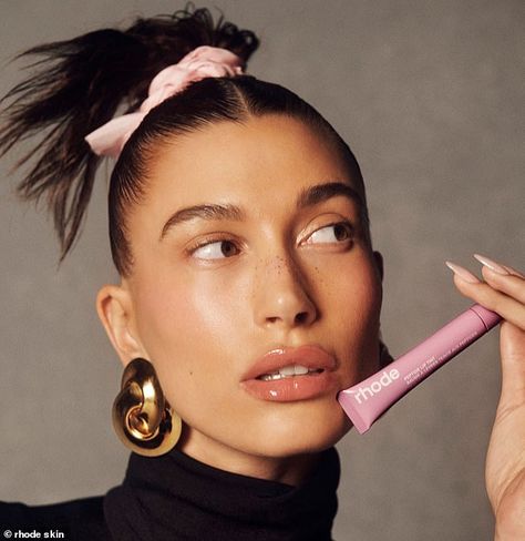 Bieber's brand, Rhode Skin, took the internet by storm just a few months ago after they introduced a tinted version of the Peptide Lip Treatments Rhode Skin, Beauty Makeup Photography, Gloss Labial, Beauty Products Photography, Beauty Shoot, Beauty Shots, Hailey Baldwin, Glossy Lips, Hailey Bieber