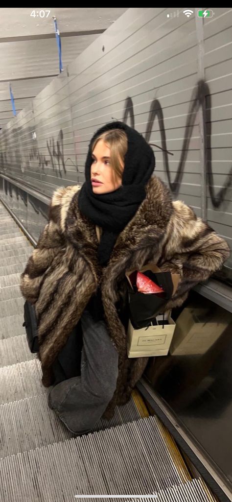 Museum Pose, It Girl Style, Fur Coat Outfit, Street Wear Fashion, Nyc Fits, Ny Outfits, London Outfit, Paris Outfits, Street Style Winter