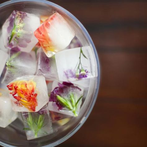 7 Adorable Infused Ice Cubes, Perfect For A Summer Engagement Party | eatwell101.com Floral Ice Cubes, Flower Ice Cubes, Boho Wedding Theme, Floral Ice, Flower Ice, Think Food, Wedding Drink, Flower Food, Fiesta Party