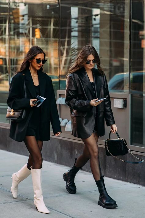 Best Street Style at New York Fashion Week Fall 2020 | POPSUGAR Fashion Chique Outfit, New York Outfits, Walking Down The Street, Pastel Outfit, Looks Street Style, Looks Black, Olivia Palermo, Mode Inspo, Looks Chic