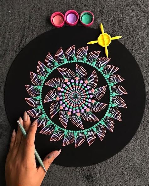 Dot Painting Tutorial, Mandala Paintings, Dot Mandala Art, Mandala Painted Rocks, Mandala Rock Art, Mandala Canvas, Mandala Design Pattern, Mandala Art Lesson, Mandala Artwork