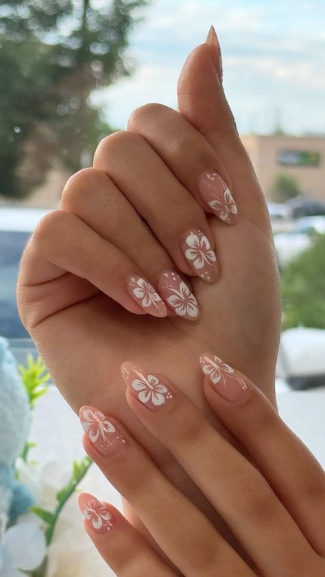 Beachy Wedding Nails, Nails With Seashells, Nail Ideas For Wedding Bridesmaid, Beach Inspo Nails, Cute Beach Nail Ideas, Almond Nail Designs Trending Now Summer, Flower Acrylic Nails Designs, Summer Nails For Vacation, Nail Ideas Pink And White