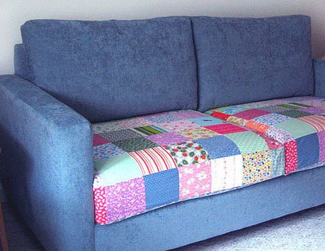 sofá "retapizado" Sofa Makeover Ideas, Sofa Cover Ideas, Diy Couch Cover, Customised Sofa, Patchwork Furniture, Deco Sofa, Decorating On A Dime, Patchwork Sofa, Sofa Makeover