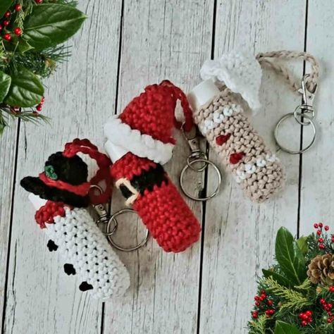 Things To Crochet For Christmas, Christmas Lip Balm, Start Crochet, Keychain Crochet Pattern, Christmas Crochet Ideas, Crochet Craft Fair, Diy Gift Box Template, Crochet Christmas Gifts, Keychain Pattern