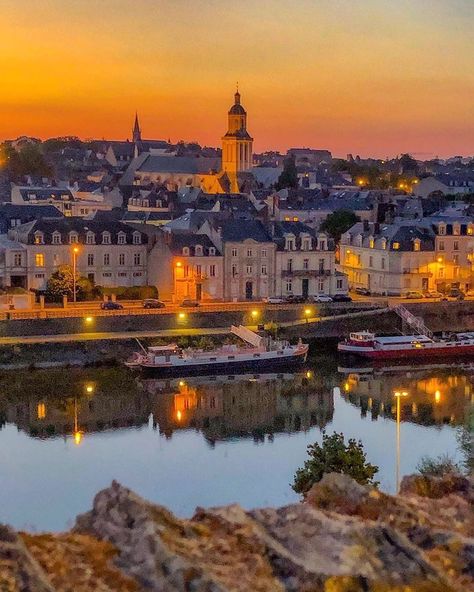 🇫🇷 Discover France on Instagram: “⠀⠀ ❂ 📷 by @2ell.es ❂ Félicitations ✨✨💫 ⠀⠀⠀⠀⠀⠀ ❂ chosen by @sohakouraytem @reginesemaan ❂ #Super_France #SHzzz_Hub ⠀⠀⠀⠀⠀⠀⠀ ❂ Team 🇫🇷 ❂…” Angers France, Looking Back, Paris Skyline, France, House Styles, Collage, Travel, On Instagram, Pins