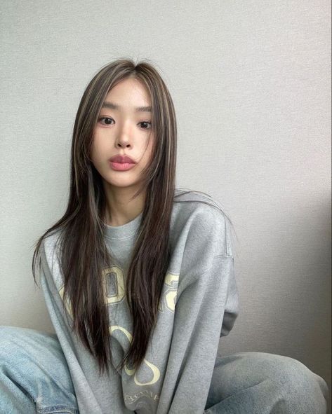 Korean Brown Hair, Brown Hair With Bangs, Hair Color Underneath, Hair Inspiration Long, Hairstyles For Layered Hair, Pretty Hair Color, Hair Stylies, Haircuts Straight Hair, Hair With Bangs