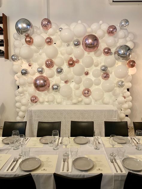 White, rose gold and silver wall Rose Gold White And Silver Party Decor, Rose Gold And Silver Party Decorations, Rose Gold Birthday Decorations, Rose Gold Party Theme, 25th Anniversary Decorations, Rose Gold Room Decor, Balloon Walls, Silver Party Decorations, Silver Wedding Decorations