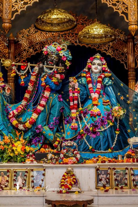 Radha Krishna Iskon Mayapur, Iskon Radha Krishna Wallpapers, Radhe Krishna Iskon Temple, Radha Krishna Mandir, Photos Of Lord Krishna, Radha Kishan, Vrindavan Photography Pictures, Iskcon Krishna, Joker Iphone Wallpaper