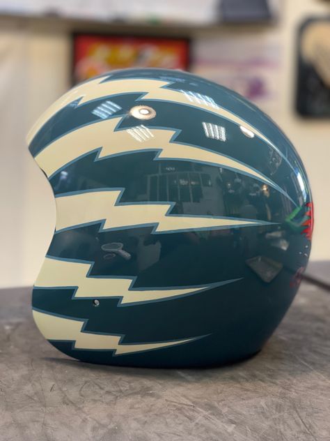 Custom Motorcycle Helmets Paint, Painted Helmet Ideas, Helmet Design Paint, Helmet Painting Ideas, Painted Helmet, Custom Helmet Paint, Motorcycle Helmets Art, Classic Helmet, Custom Helmet Design