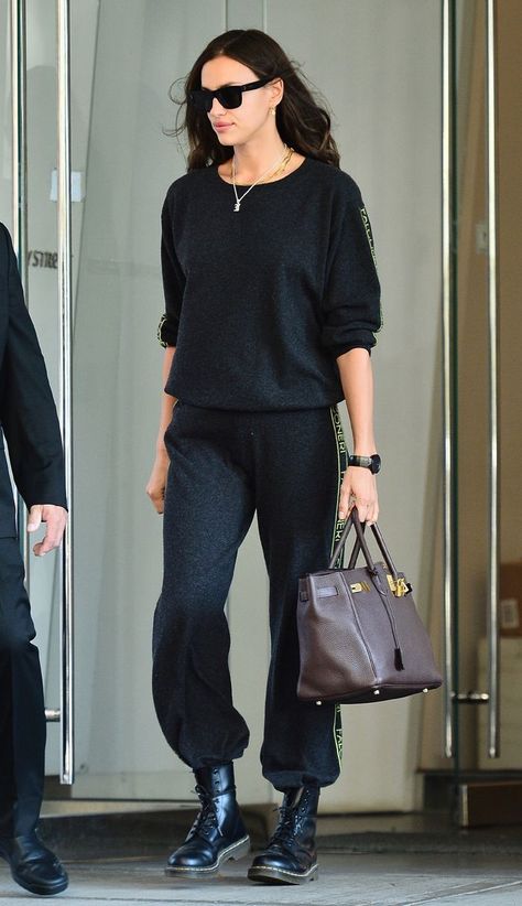 Black Sweatsuit Outfits Women, Casual Celebrity Outfits, Hermes Celebrities, Work Out Outfits, Sweatsuit Outfits Women, Aw Outfits, Irina Shayk Style, Sweatsuit Outfit, Relaxed Chic