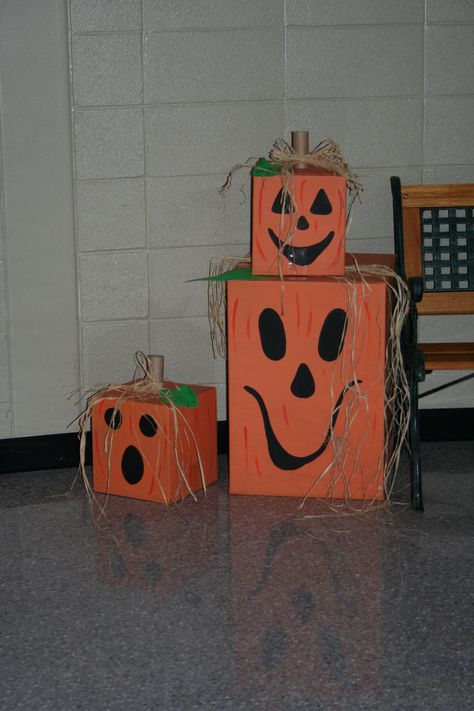 Halloween jack -o - lanterns~  painted cardboard boxes and carpet tubes Halloween Decorations Cardboard Boxes, Fall Box Decorating Ideas, Diy Halloween Box Decoration, Cardboard Box Crafts Halloween, Card Board Halloween Decorations, Diy Halloween Cardboard Decorations, Halloween Box Decorations, Cardboard Box Halloween Decor, Cardboard Fall Decor Diy