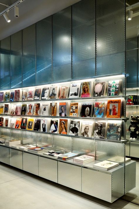 Modern Retail Display, Modern Store Interiors, Flagship Store Design, Magazine Shelf, Bjarke Ingels Group, Standing Display, Architectural Materials, Glass Stairs, Visual Merchandising Displays