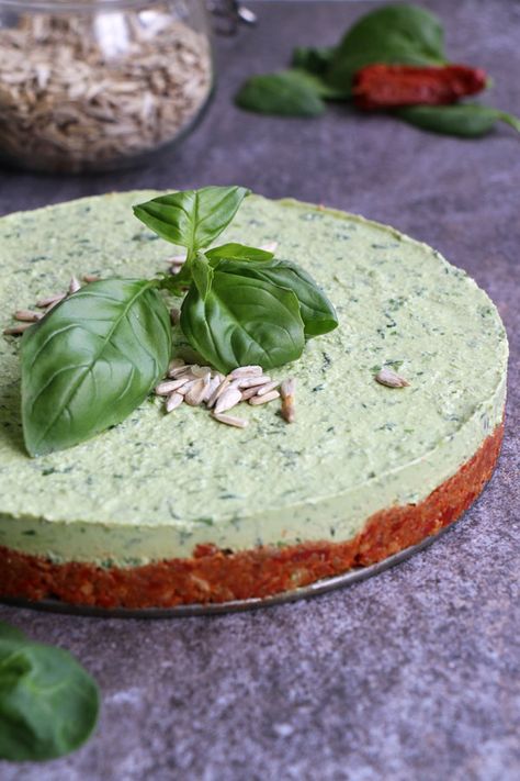 Raw Spinach Cheesecake with Sundried Tomato and Sunflower Seed Crust (grain-free & vegan) - Nirvana Cakery Sunflower Seed Recipes, Raw Vegan Dinners, Savory Cheesecake, Vegan Feast, Savory Tarts, Raw Spinach, Raw Cake, Sundried Tomato, Raw Desserts