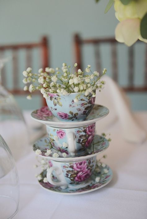 Victorian Centerpieces, Tea Cup Chandelier, Wedding Tea Cups, Tea Cup Centerpieces, Wedding Books, Teacup Vintage, Vintage Centerpiece, Vintage Wedding Centerpieces, Pink Dishes