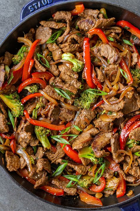 30-Minute Steak Stir Fry Recipe (One Pan!) - Momsdish London Broil Stir Fry Recipes, Steak Stir Fry Recipes, Peper Steak, Beef And Peppers, Minute Steak, Pepper Steak Stir Fry, Steak Stirfry Recipes, Steak Stir Fry, Pepper Steak Recipe