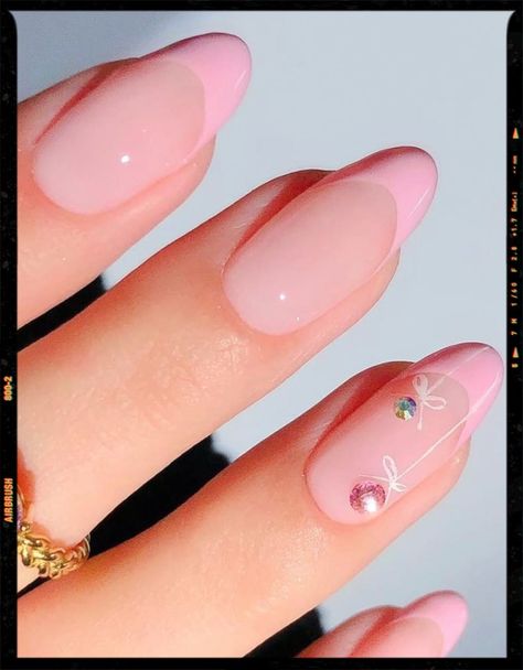 Pink Simple Christmas Nails, Cute Subtle Christmas Nails, Round Holiday Nails, Pink Almond Christmas Nails, Girly Christmas Nails Pink, Pink French Tip Christmas Nails, Christmas Nails Light Pink, Christmas Nails Girly, Christmas Nails Almond Pink