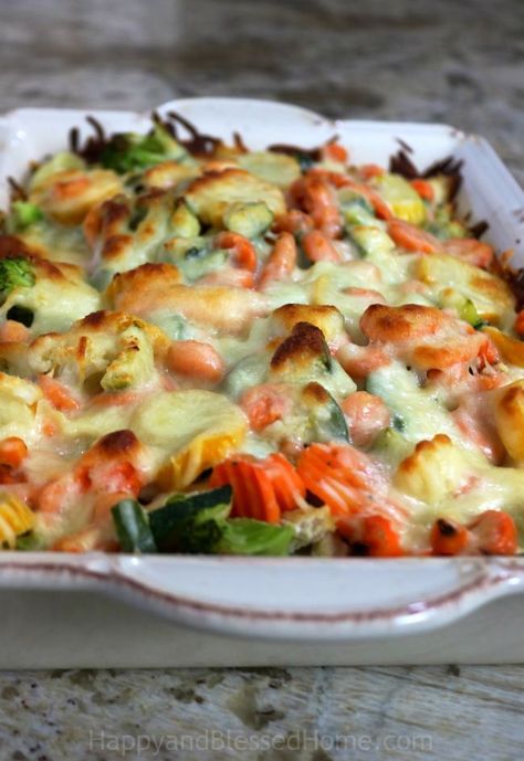 So delicious no one will know it is carb free - Cheesy Chicken Veggie Casserole - an easy recipe Chicken Veggie Casserole, Chicken Vegetable Casserole, Chicken And Vegetable Bake, Chicken And Vegetable Casserole, Casserole Low Carb, Braised Chicken Breast, Carb Free Recipes, Vegetable Casserole Recipes, Veggie Casserole