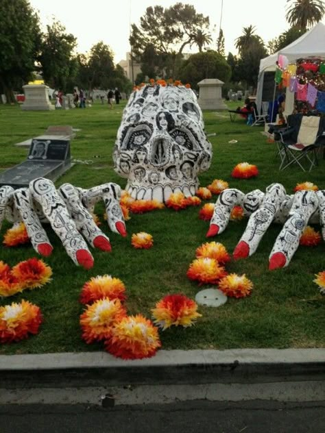 I don't know where this is from but it is beautiful. Day of the Dead altar. Dia De Los Muertos Party Ideas, Dia De Los Muertos Decorations Ideas, Mexican Celebrations, Day Of The Dead Party, Skulls And Bones, Day Of The Dead Art, All Souls Day, Creative Valentines, Diy Valentines Crafts