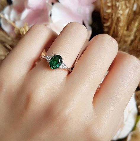 Oval Emerald Ring, Birthstone Promise Rings, Smaragd Ring, Emerald Ring Vintage, Green Gemstone Ring, Couple Wedding Rings, Gold Ring Designs, Gold Filled Ring, Emerald Engagement