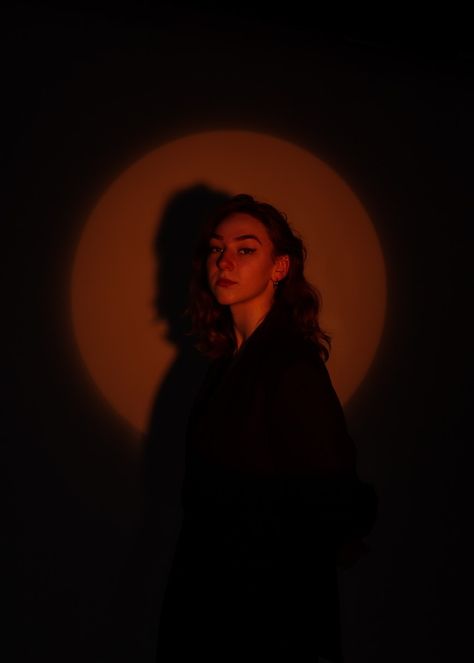 Dark Room Photography Ideas, Mysterious Photoshoot Ideas, Dark Birthday Photoshoot Ideas, Light And Dark Photography Ideas, Dark Room Photoshoot, Photo Shoot Inspo Aesthetic Dark, Dark Theme Photoshoot, Dark Lighting Selfies, Dark Photoshoot Aesthetic