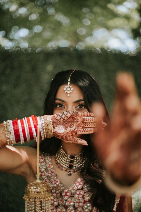 Mehendi Photography Bridal, Mehendi Photoshoot, Indian Wedding Mehndi, Mehendi Photography, Indian Bridal Party, Bride Groom Photoshoot, Indian Bride Photography Poses, Hindu Wedding Ceremony, Indian Wedding Poses