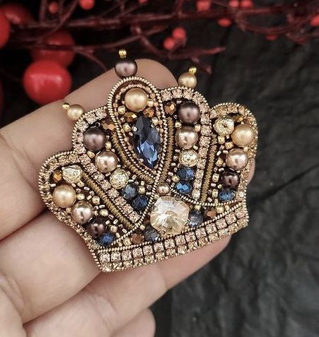 Crown Brooch Handmade, Beaded Crown, Hand Beaded Embroidery, Motifs Perler, Bead Embroidery Tutorial, Brooch Diy, Beading Jewelery, Beaded Jewelry Designs, Bead Embroidery Jewelry