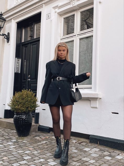 Chunky Boots Dress Outfit, Blazer Stockings Outfit, Blazer And Stockings Outfit, Ganni Chelsea Boots Outfit, Black Chunky Boots Outfit Winter, Black Blazer Dress Outfit Classy, Oversized Blazer Dress Outfit, Ganni Boots Outfit, Oversized Blazer With Belt