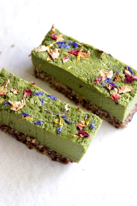 matcha green tea raw slice gluten free and vegan Matcha Cream Cheese, Matcha Vegan, Baking Gluten Free, Matcha Baking, Matcha Bars, Matcha Cream, Impress Yourself, Cheese Slice, Matcha Dessert