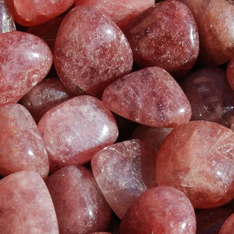 ❤︎ Follow us on Instagram to keep updated on sales and have first dibs on new products @CasparCuriosities ❤︎ For your consideration are these super sparkly and completely natural Strawberry quartz crystal (also known as Tanzurine or Red Aventurine) tumbled stones from Africa. These tumbled Strawberry quartz crystals are available in the following approximate sizes: Small: .6 to .75 inch (15 grams) Medium: .75 to 1.1 inches (20 grams) Large: 1.2 to 1.5 inches (25 grams) Crystals Red, Tumbled Crystals, Red Aventurine, Crystal Aesthetic, Red Stones, Color Vibe, Pretty Rocks, Crystal Stars, Minerals And Gemstones