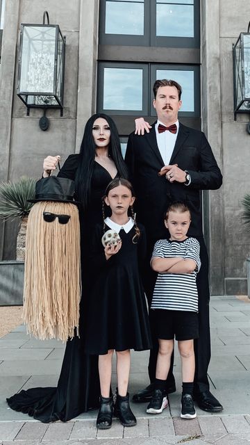 Adams Family Costume, Addams Family Halloween Costumes, The Addams Family Halloween, Adams Family Halloween, Addams Family Halloween, Family Costumes Diy, Family Themed Halloween Costumes, Addams Familie, Lady Decluttered